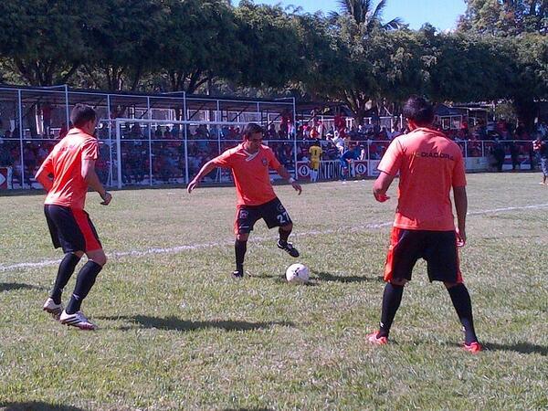 Mauricio0510's tweet photo. A las 3:00 juega @CDAguila_SV. En los emplumados estarán @BenjiVillalobos y @EliseoCheyo10. Foto @VSkalanT http://t.co/IglNMgo2C0