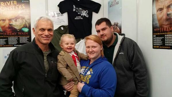 thomaswells3's tweet photo. @RiverMonstersUK met one of the gratest men on tv today with my littlen and @SharnLee1 http://t.co/u35KB0qxxq