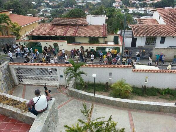 Sofia444D's tweet photo. Dice @Gral_Vivas_P :" maduro ven a buscarme tú" #SOSVenezuela #VenezuelaColombiaEstaContigo http://t.co/9BCxnEujKN