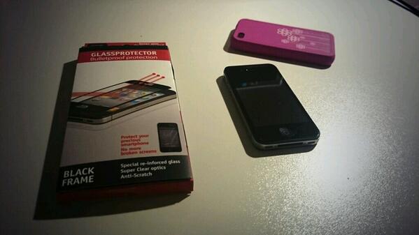 DaloElectronics's tweet photo. iPhone 4/4s beschermen? En nog steeds je iPhone 4/4s kunnen gebruiken?  Koop een glassprotector van Chesskin! http://t.co/0HBAKakPyy
