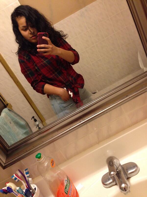Forever_Juless's tweet photo. #SometimeLastNight #PicturesRandomlyTaken #WhenTheHell http://t.co/tuXCz0q39N