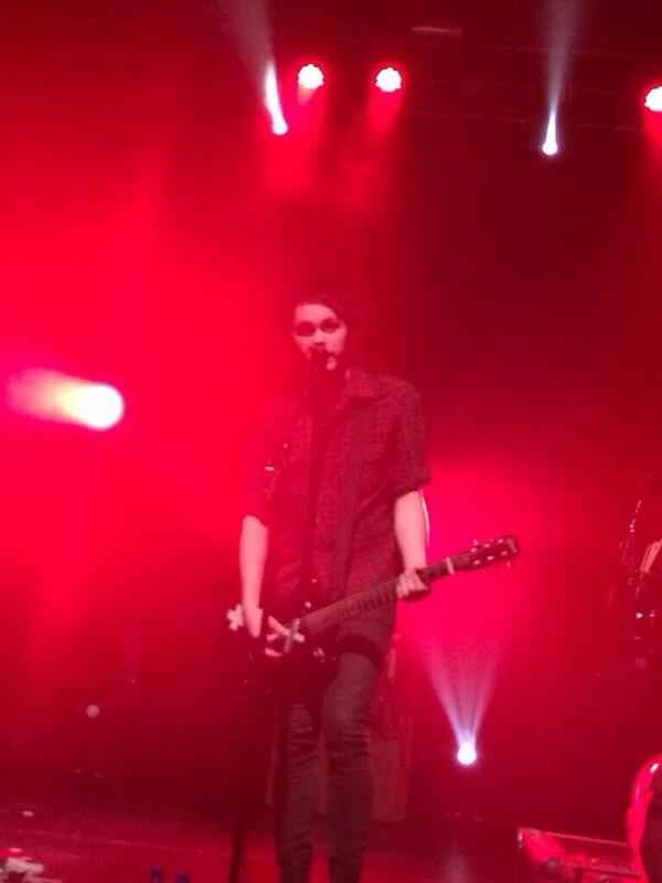 JennOrtis's tweet photo. "@5SOS_Update: Michael on stage just now! (@bitesclifford) http://t.co/phHNwMyaet" HE LOOKS SO GOOD IN PLAID