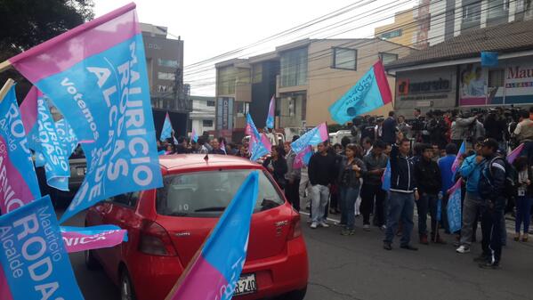 teleamazonasec's tweet photo. RT @andreromero_: Este es el ambiente en los exteriores de la sede de Mauricio Rodas @teleamazonasec @Opcion2014 http://t.co/pBTsyqYWwm