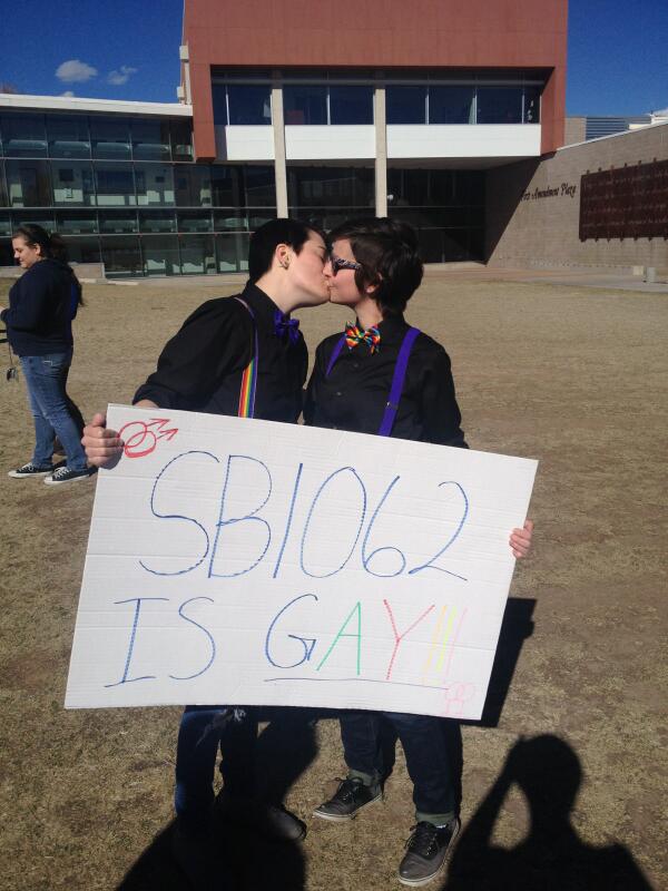 nicktawesome's tweet photo. #1062AZ is so Gay. http://t.co/6Dogt7b8ow