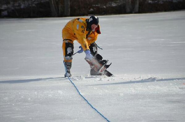 WarrenFireRI's tweet image. Ice water drill, firefighter cutting threw the ice using a chainsaw @eastbayri #WarrenFire #Warren