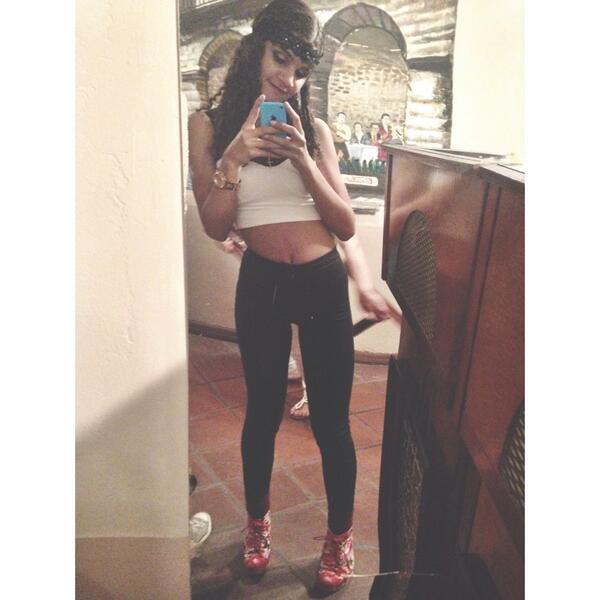 karzizzle's tweet photo. selfie sunday even though it was from last night?? #legsfordecades http://t.co/JLVONkcJEk