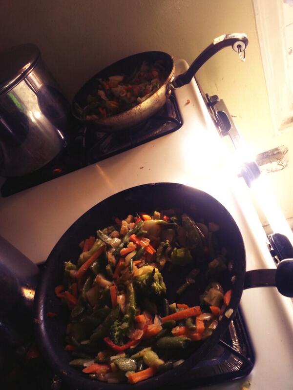 ChaFel's tweet image. I seriously need to buy a bigger pan.... #smallpan #panproblems #cookingproblems