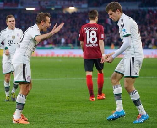 R13_official's tweet photo. Samba mit @esmuellert_ . Samba with @esmuellert_ . Samba com o @esmuellert_ . http://t.co/x5O94KJdkf