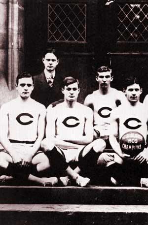 MrHumbleHubble's tweet photo. University of Chicago 1909 basketball team. Who's the stud on the left?? oh me.
#MRHBSE #throwback #GOODLOOKING http://t.co/kUo18dgH6Y