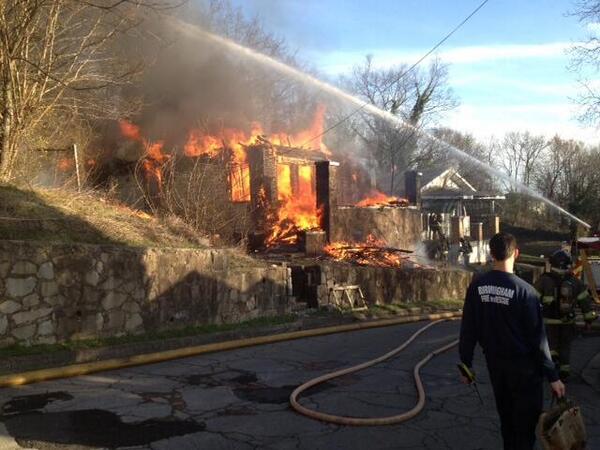 CFPalerts's tweet image. Birmingham, AL *Working Fire* BFD out with heavy fire in a dwelling nr Tuggle Elem School. Img @abc3340 #ALfire