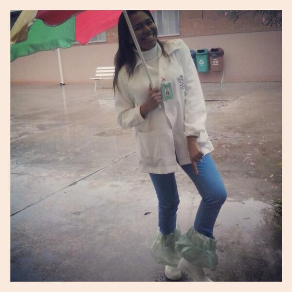 daniellasouzza's tweet photo. Preparada para administrar medicação na chuva kkkkk http://t.co/NWux9PvTw9