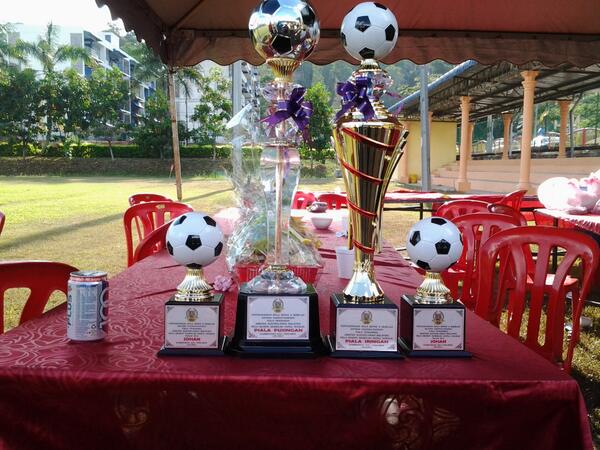 RELATAMPIN's tweet photo. Piala Kejuaraan Pertandingan Bola Sepak 9 Sebelah PRN N.9 milik @RELATAMPIN .....@KP_RELA @Razali_Ahmad2 @shanzz87 http://t.co/Xke5e3r526