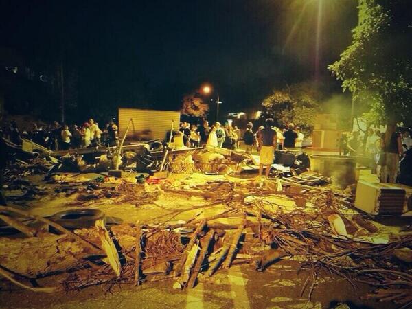 AnonsVenezuela's tweet image. Así esta la guarimba en Prados del Este (Caracas) #RT