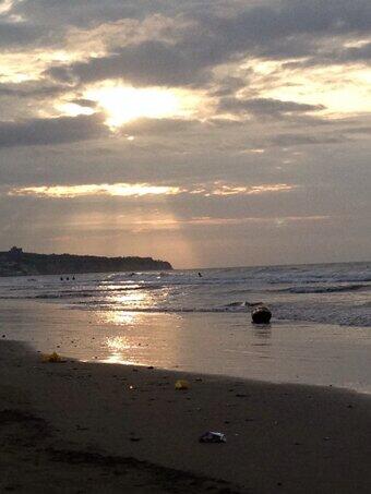 PlayaLimpia's tweet photo. ¿Ves cómo la basura puede dañar un hermoso atardecer? #CuidemosElMurciélago http://t.co/ndGvSd6LcS