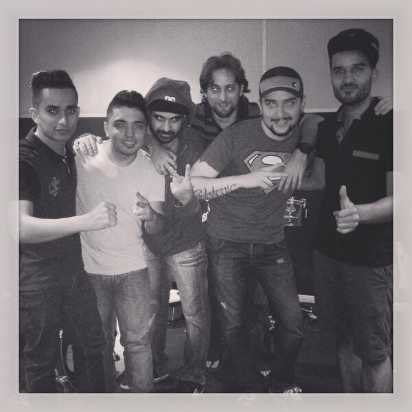 daniuribe_music's tweet photo. Último ensayo con @YandarYostin !!! Mañana rumbo a Chile al festival de viña del mar..! #viñadelmar2014  #viñadelmar http://t.co/vsTkxTN4hg