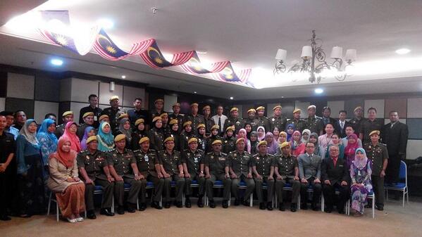 relamalaysia's tweet photo. YBhg Dato' @KP_RELA bgmbr kenangan bsma penerima #APC2013  @Zahid_Hamidi @AliHamsa55 @KDNPUTRAJAYA http://t.co/awMdvNkAvK