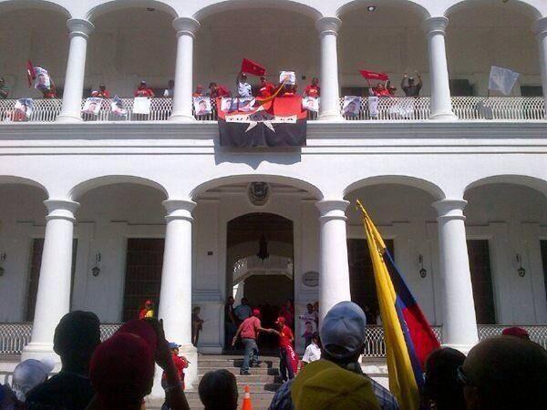 Arias convoca a la Iglesia a mediar en el conflicto, cuando el Palacio de Gobierno es el cuartel de los Tupamaros.