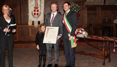 Consegnato #FabioLeonardi AD di #IgorGorgonzola Novarese dell’anno 2014 sindaco Andrea Ballarè igornovara.it/news_dettaglio…