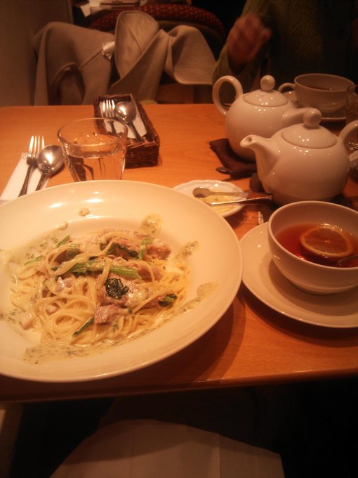 ママとおばあちゃんとでアフタヌーンティーに行ってきたよ✧*｡٩(ˊ&omega;ˋ*)و✧*｡ http://t.co/4XoUvbfDsx