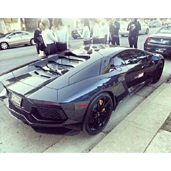 RAPMAGBOOBA's tweet image. Combien j'pèse en euros ? J'prend la Lamborghini #Aventador Lamborghini Aventador powered by #InstaBrand at toda...