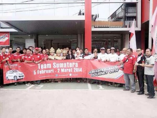 Perwakilan <a href="/Velozcommunity/">Veloz Community</a> foto bersama di Main Dealer @TOYOTA_PLG  <a href="/ToyotaID/">Toyota Indonesia</a> #AvanzanationJourney