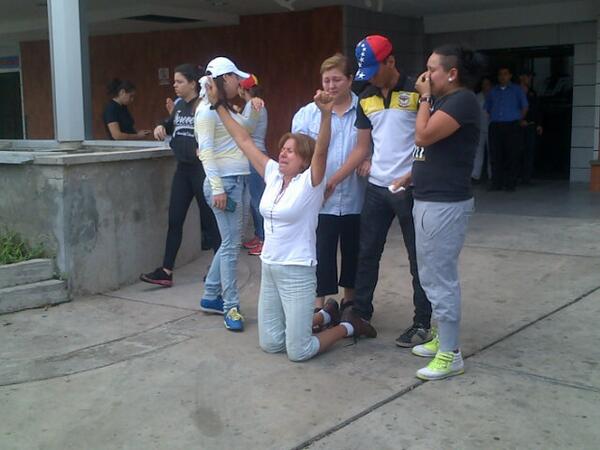 Mfer10's tweet photo. 10:50am Ningún dolor de un país se compara al de una MADRE que acaba de perder a su hijo (Tachira) http://t.co/D9oEW3QOB5 #SOSVenezuela