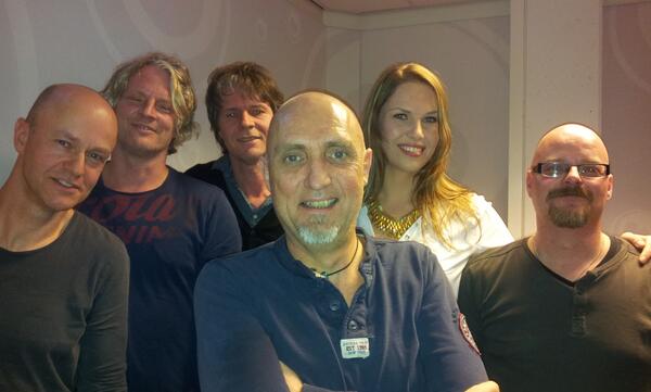De coverband 'Prime Suspect' met <a href="/IrisvdWeide/">Iris</a> live in #Noardewyn #audio4 bij <a href="/WillemWaldpyk/">willemwaldpyk</a> op #OmropFryslân radio