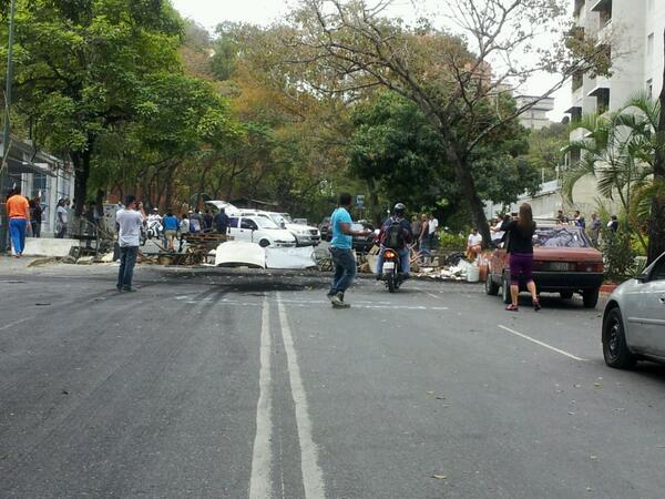 LiduzcaC's tweet photo. "@LuisSomaza: Barricada en Santa Fe a la altura del supermercado El Patio 11:08am #24F vía: @trafficMIRANDA http://t.co/yEP0qKMuDX"