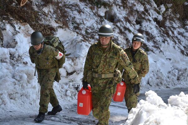 ２月２３日（日）をもって、防衛省・自衛隊は１都６県における雪害に関する災害派遣を終了しました。延べ派遣実績は、人員約５，０００人、車両約１，０００両、航空機約１３０機となっています。
mod.go.jp/gsdf/news/dro/…