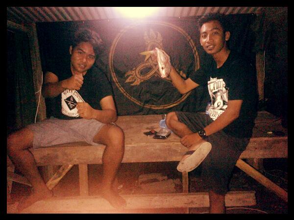 Rahalit_sh's tweet photo. Yg ngeplkn tngan aemoga cept ketemu jodoh wkkwwkwRahalit_sh cheers http://t.co/93PBylqQMI”