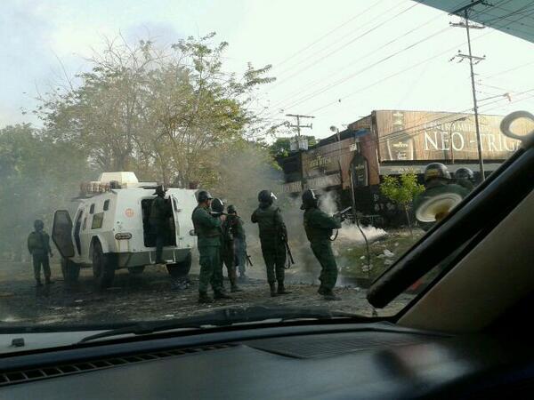 TaxiValencia1's tweet photo. Intentan trancar por el Neo Trigal en trigal centro. Esta la Guardia http://t.co/kGrUGh24Re