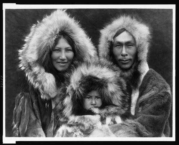 民族衣装bot Twitter वर 1929年頃 アラスカ州ノアタックで撮影されたエスキモーの親子 アメリカ人写真家edward Sheriff Curtisによって撮影された写真 Http T Co Slyedhqtia