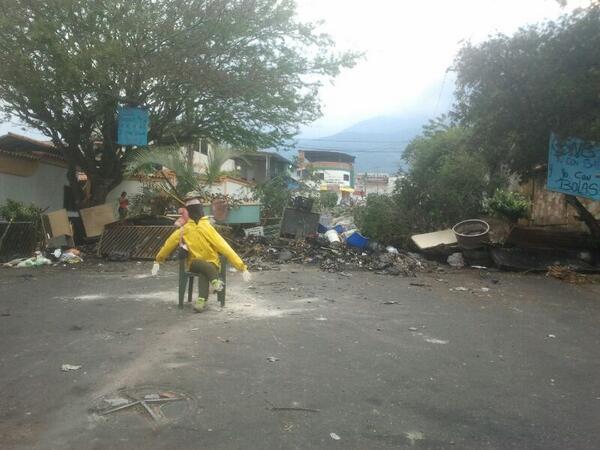 Barricada Nivel Experto de San Cristóbal. Están las vías despejadas VIELMA, pero de carros. #24FGranBarricadaNacional