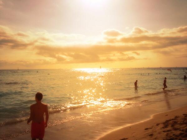 Pear_Claire's tweet photo. “@conradjones22: It will be hard to say goodbye. But there's no place like home. #jailbreak14 #paradise http://t.co/abCwFXtaC3” JEALOuS!!!