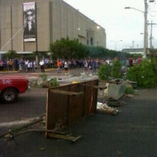 laverdadweb's tweet photo. Maracaibo amaneció trancada de punta a punta http://t.co/ZPzbXhNVAX