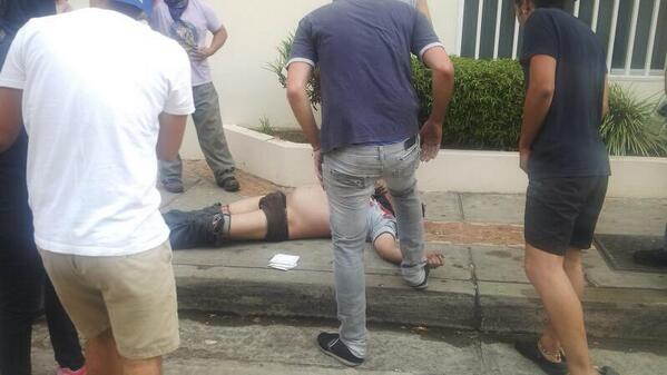 luisgerardo7's tweet photo. #SOSVenezuela #SOSTachira frente a camino real-av.principal de pueblo nuevo san Cristóbal tiro en el cuello ya basta! http://t.co/lU2PP24xCN