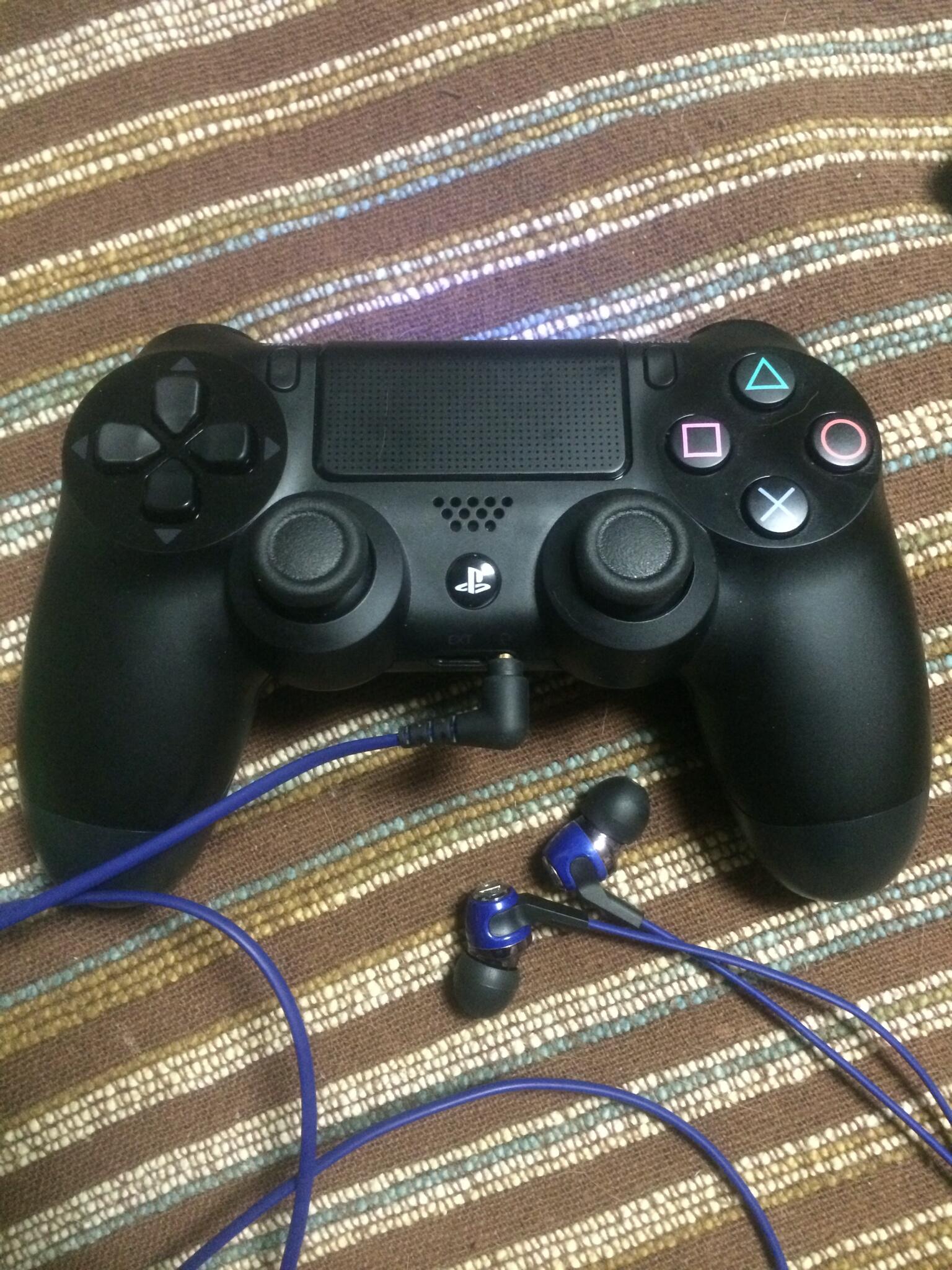 T A K A Azul Twitter પર Ps4はここにイヤホンなど挿すだけで スピーカーの音をミュートしてイヤホン から出るようになる もうわざわざテレビやアンプのイヤホンジャックに挿しにいく必要はない Http T Co Yttvofkjhm Twitter T A K A Azul Twitter પર Ps4はここにイヤホンなど挿すだけで スピーカーの音をミュートしてイヤホン から出るようになる もうわざわざテレビやアンプのイヤホンジャックに挿しにいく必要はない Http T Co Yttvofkjhm Twitter