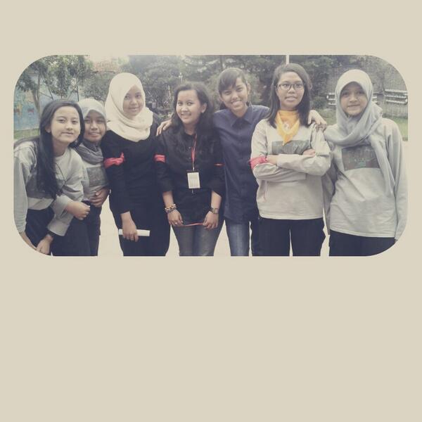 23_pmr's tweet photo. Kelas XII &amp; Alumni 😊 http://t.co/uSbRTqafLe
