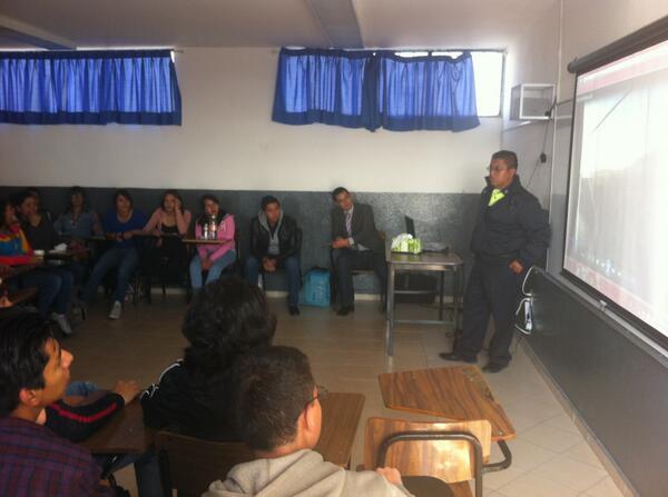 ColegioColosio's tweet photo. Agradecemos la visita de elementos de la SSP @TransitoPachuca por su plática sobre el #alcoholimetro http://t.co/zGuYMLDhuZ