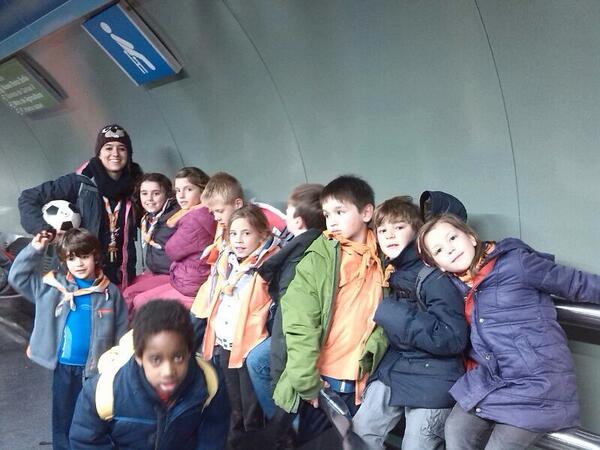 Así de guapos y cansados estaban los Castores el otro día volviendo del Retiro tras celebrar el Thinking Day