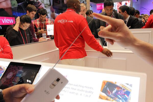 DailyQuino's tweet photo. Antena del nuevo equipo de LG #MWCB14 #LGGPro2 http://t.co/dNmLJ7VJwe
