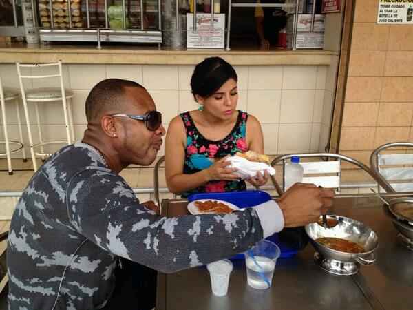 decasaencasatc's tweet photo. Conociendo Guayaquil @AldoRanks en compañía de nuestra querida @coppianocinthya 
#DCECEsMiPrograma http://t.co/twakEVwQfB