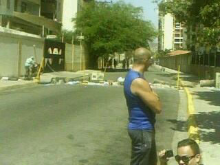 LoveJesus2092's tweet photo. 5ta Av de San Jacinto trancada por barricadas y protestas http://t.co/CElbv15CiO