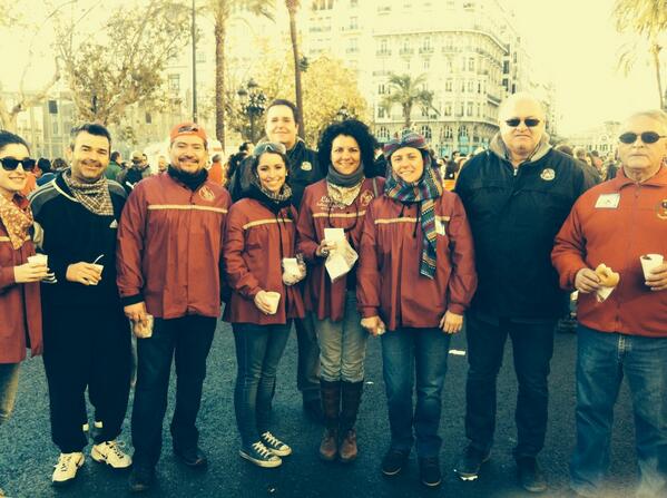 Ayer comenzó el día con la Macrodespertà. Nuestra FM @Andrea_247 junto a los que participaron de la falla.