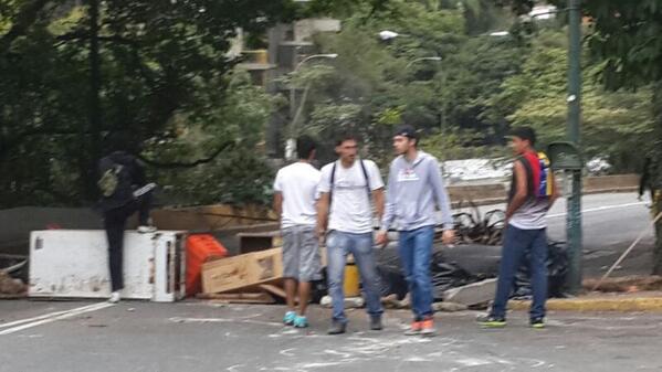 DaPombo's tweet photo. Siguen las barricadas en Santa Rosa de Lima http://t.co/ewfKWPyEbC
