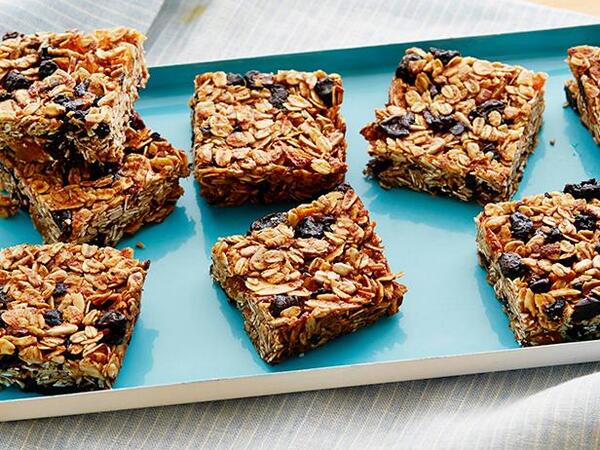 FoodNetwork's tweet image. Make your own healthy snack bars at home and bypass refined sugar and weird preservatives: bit.ly/1fy4wOs.
