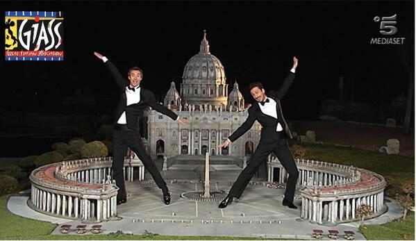 Quimediaset Giass Registrata La Sigla Sulle Note Di Tanti Auguri Di Raffaella Carra Dal 16 Marzo In Prima Serata Su Canale5 Http T Co 1a2dv9jamr