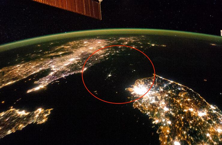 Tweetpic from the Washington Post: North Korea looks like a sea of misery in this photo from space http://wapo.st/1c1B84q via @KnowMoreWP pic.twitter.com/nB3g8fa63Q