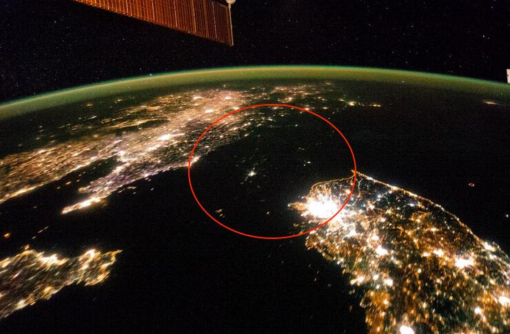 Tweetpic from the Washington Post: North Korea looks like a sea of misery in this photo from space http://wapo.st/1c1B84q  via @KnowMoreWP pic.twitter.com/nB3g8fa63Q