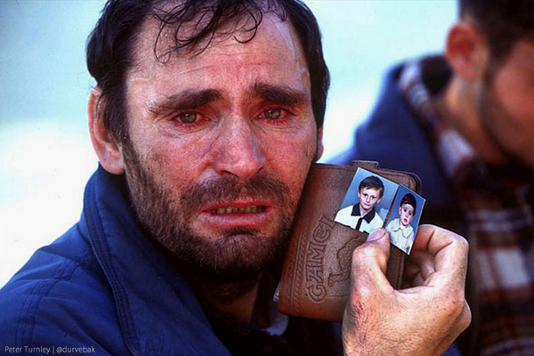 TuhafAmaGercek's tweet photo. Yugoslavya dağılırken kanlı savaşlar yaşanmaktadır. O tarihlerde bir baba bize bir şey anlatmaya çalışıyor. Kosova http://t.co/TPAxyZC9CZ